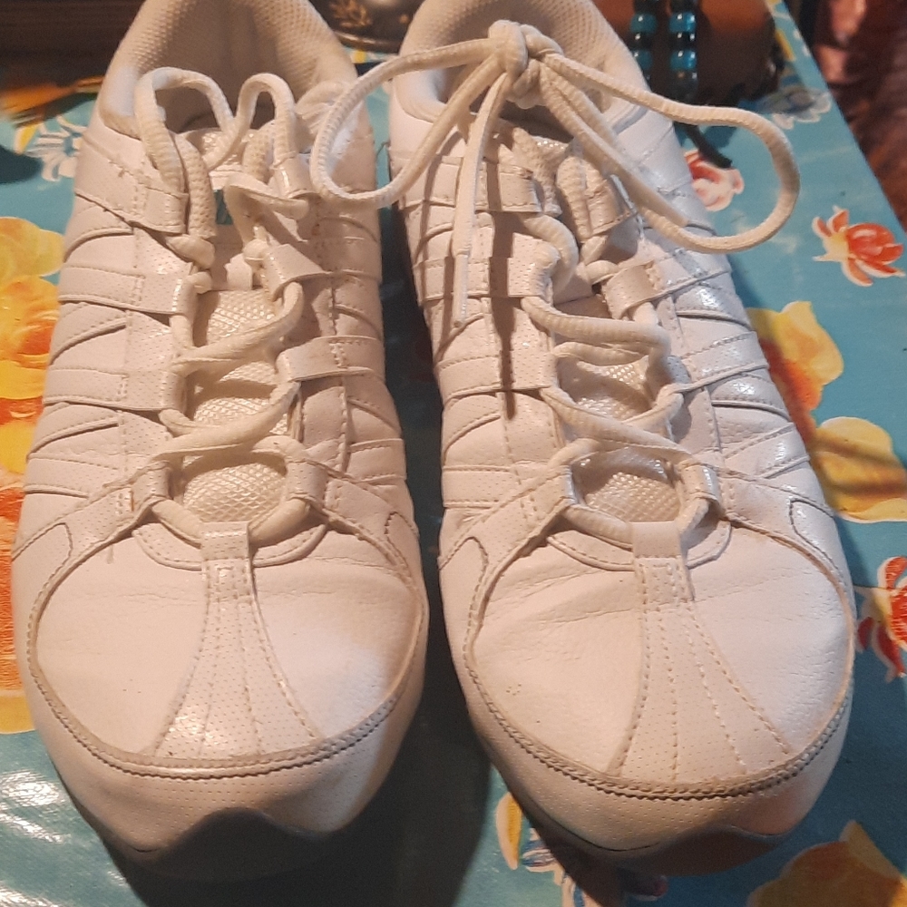 Women's tennis shoes
